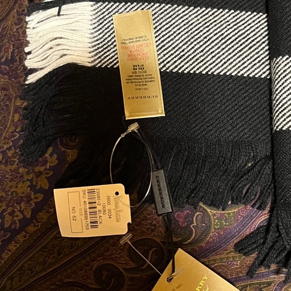 Burberry Mega Check Unisex Wool Scarf - Picture 3 of 4